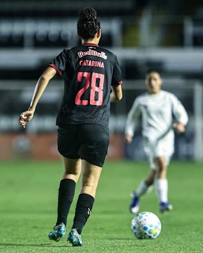 Catarina em campo pelas Bragantinas no duelo diante do Santos