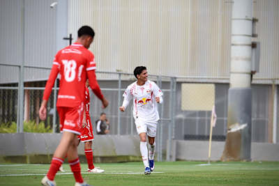 Tuca Moreira comemora seu gol na volta das quartas do Paulista Sub-20 2026
