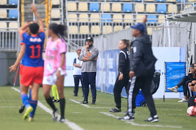 Gabriel Rodrigues na beira de campo orientando as jogadoras