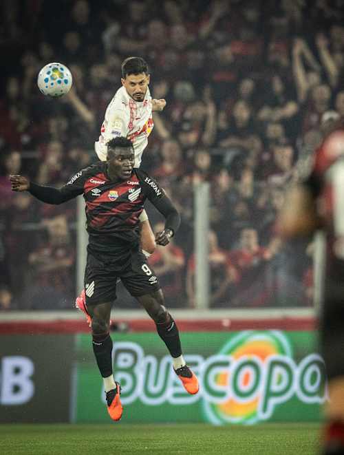 Pedro Henrique marcando de cabeça na 23ª rod. do Brasileirão 2026