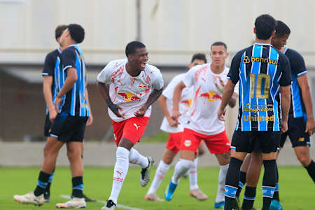 Victor Gabriel comemorando o seu 1º gol com a camisa do Red Bull Bragantino