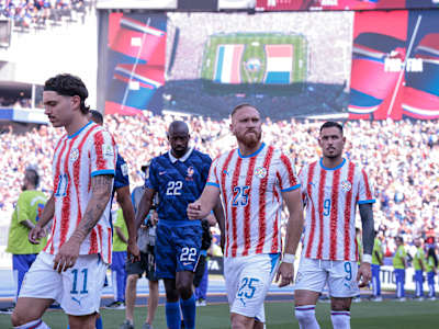 Isidro Pitta na entrada do campo diante da França, na Copa do Mundo 2026