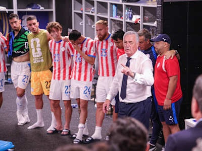 Técnico Gustavo Alfaro no vestiário da Seleção Paraguaia