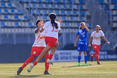 Raissa comemorando o seu primeiro gol com as Bragantinas