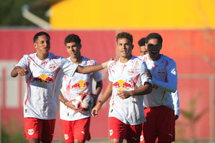 Barboza comemora com os companheiros na 8ª rod. do Brasileiro Sub-17 2026