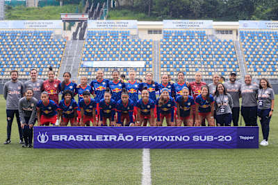Equipe posada para foto antes do duelo diante do Tarumã