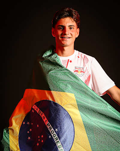 Yuri Leles no media day com a camisa da Seleção Brasileira