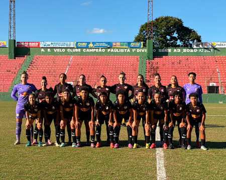 Bragantinas posadas para a foto oficial antes do duelo diante do Audax
