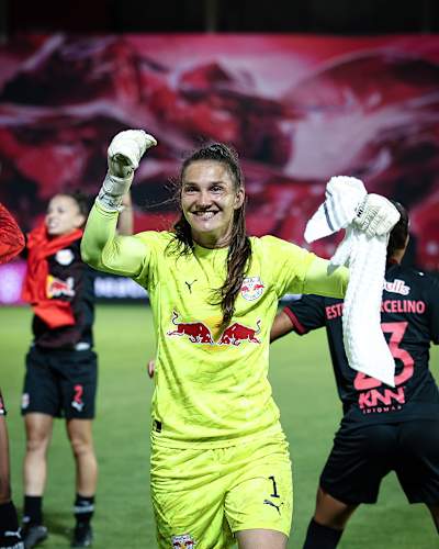 Karol Alves comemora a classificação para a semi da Copa do Brasil 2026