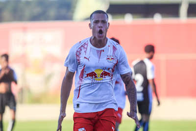 Jhuan Nunes comemora seu gol contra o Corinthians, pelo Brasileiro Sub-20