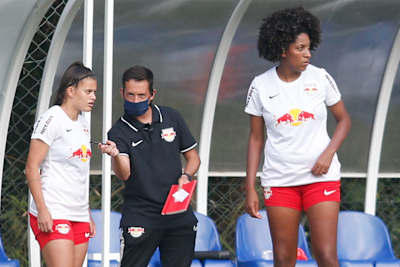 Humberto Simão, auxiliar em 2021, instuindo as jogadores no Brasileirão A2