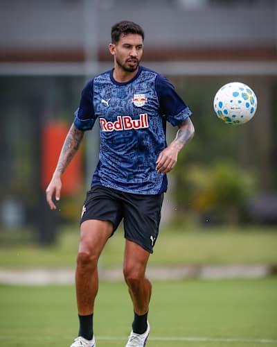 Zagueiro Pedro Henrique em treino no CPD