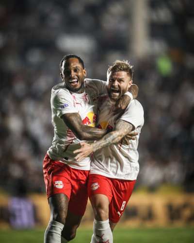 Fernando e Sasha comemoram o 3º gol contra o Vasco, no Brasileirão 2026