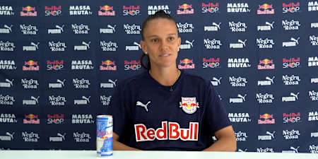 Ilana em coletiva pré-jogo contra o Internacional, em março de 2026