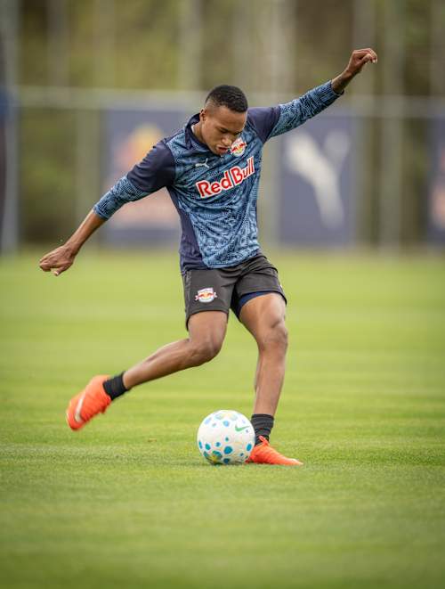 Lateral Ryan durante treino da equipe profissional no CPD