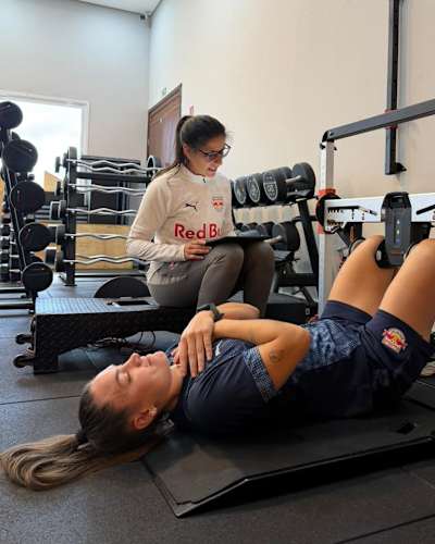 Fisiologista Júlia Ávilla realizando as avaliações