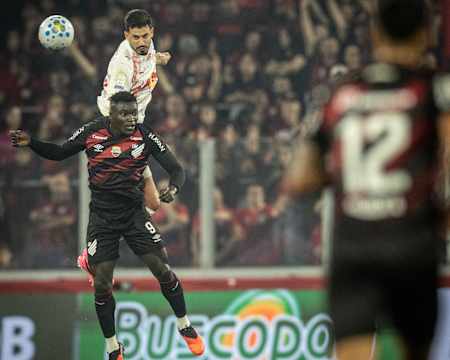 Pedro Henrique marcando de cabeça na 23ª rod. do Brasileirão 2026