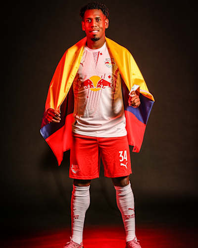 Andrés Hurtado no media day de 2026 com a bandeira do Equador