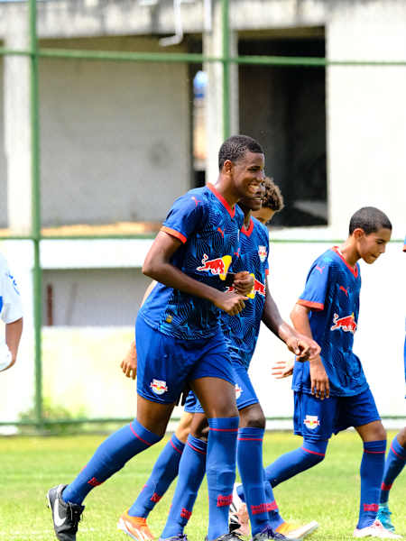 Isaque Santos sorri após marcar pelo Braga na Brasil Soccer Cup Sub-14