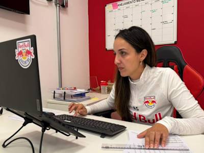 Nutricionista Ana Carolina, das Bragantinas, em sua sala no CT