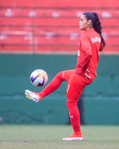 Brenda em aquecimento antes do duelo no Benitão