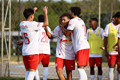 Pedro Barboza comemorando seu gol nas quartas do Brasileiro Sub-17 2026