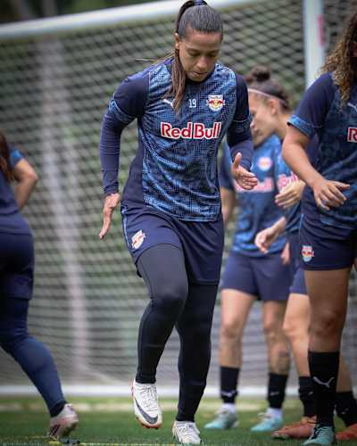 Géssica do Nascimento em treinamento no CT Amoreiras
