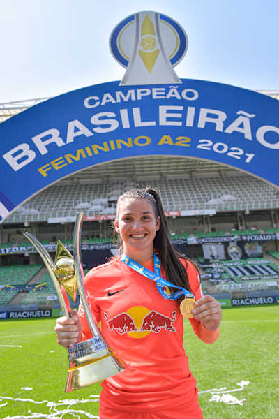 Goleira Karol Alves com o troféu do Brasileirão A2 2021
