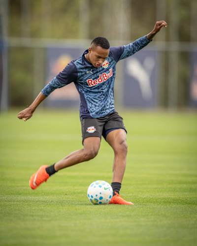 Lateral Ryan durante treino da equipe profissional no CPD