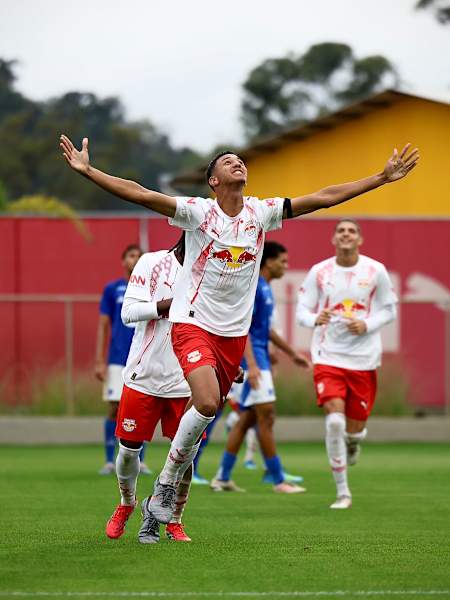 Zagueiro João Lucas marcou duas vezes na goleada por 8 a 1 sobre o Cruzeiro