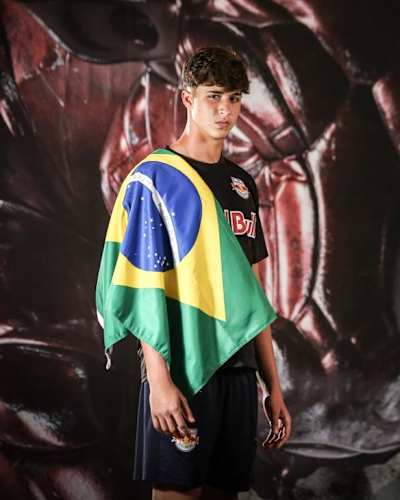 Daniel Arcon com a bandeira do Brasil, em fevereiro de 2026