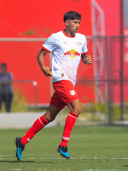 Ezequiel Gonzalez em partida disputada pelo Braga sub-20 no CPD