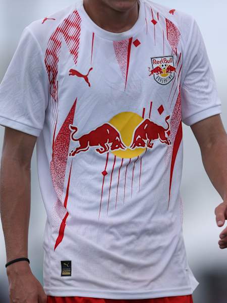 Cria do Braga em campo com a camisa do Massa Bruta