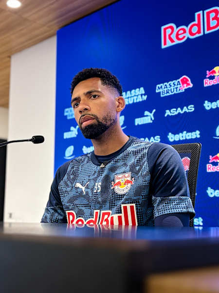 Matheus Fernandes em entrevista coletiva em 31 de março de 2026