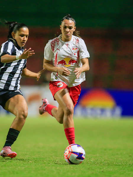 Carol Tavares em campo no duelo diante do Santos