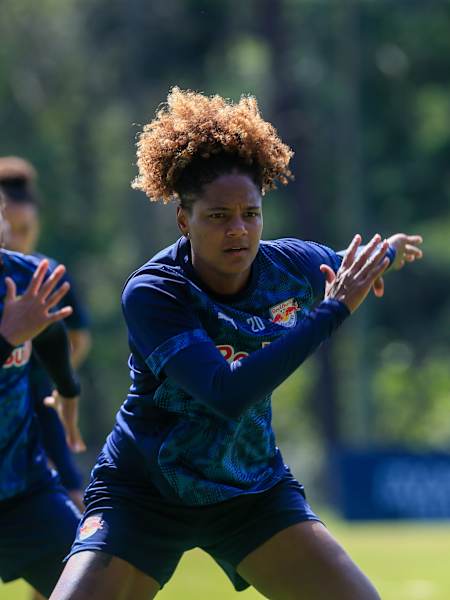Zagueira Camila Ambrozio em treinamento no CT Amoreiras, em Extrema