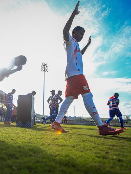 Sub-17 entrando em campo pela estreia do Brasileiro da categoria em 2026
