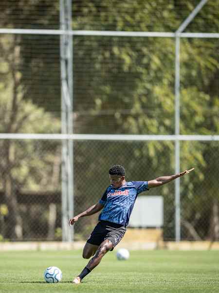 Eric Ramires durante treino no CPD