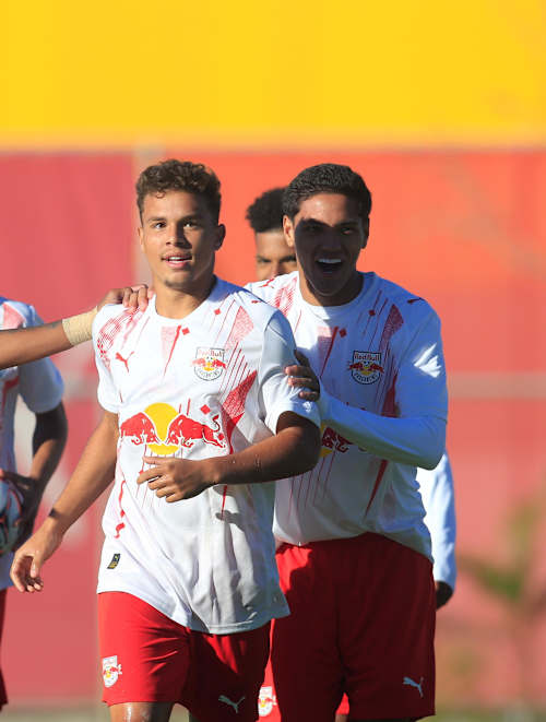 Jogadores do Braga comemoram a maior goleada do sub-17 no Brasileirão