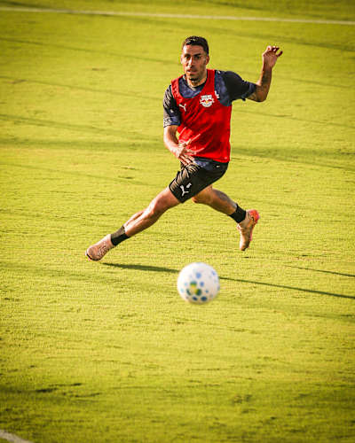 Volante Gabriel conta com o apoio da torcida para vencer o Palmeiras