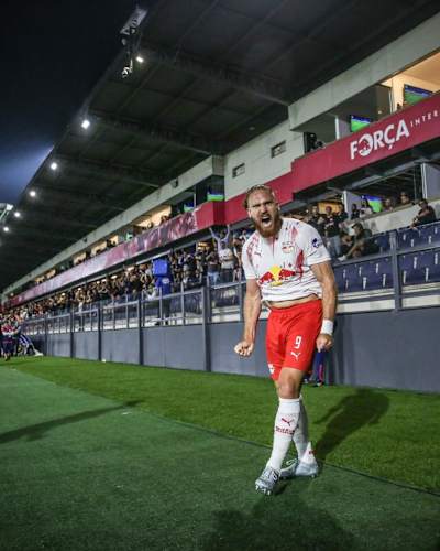 Isidro Pitta marcou um golaço para abrir o placar contra o Flamengo
