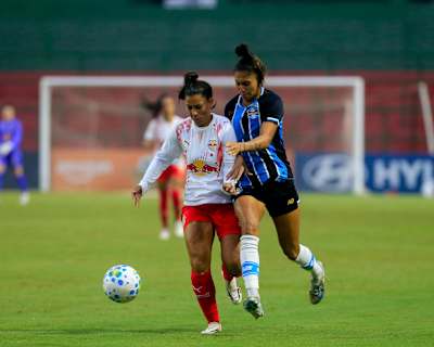 Mineira em disputa de bola com a adversária no duelo diante do Grêmio