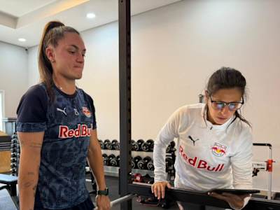Fisiologista Júlia Ávilla realizando as avaliações