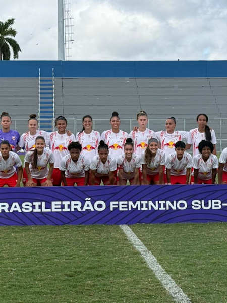 Bragantinas na foto oficial antes do duelo dianto do Tarumã