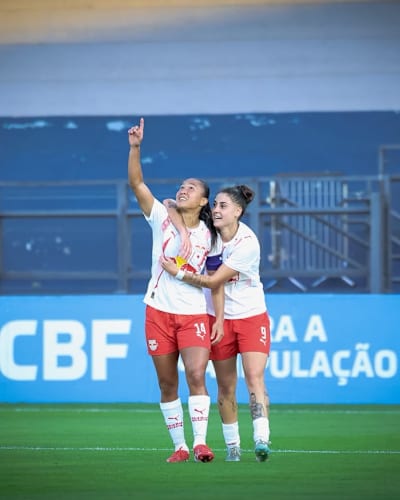 Ana Carla e Martina Del Trecco comemorando gol no duelo diante do Vitória