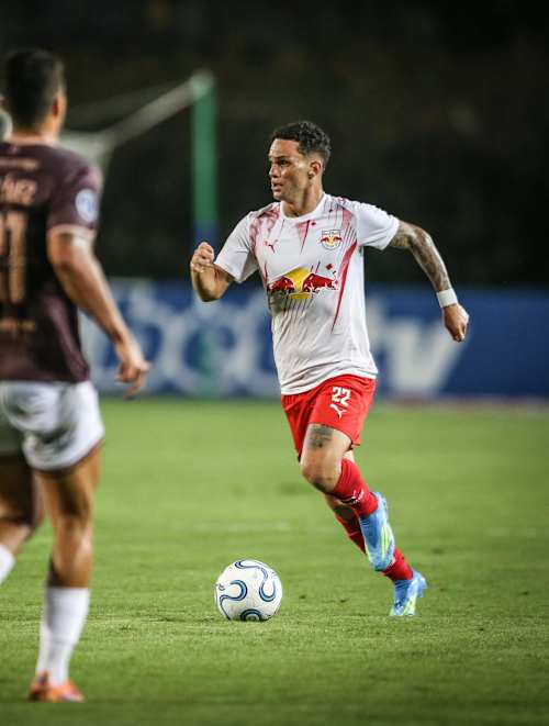 Gustavo Neves, na estreia do Massa Bruta na Sudamericana 2026, na Venezuela