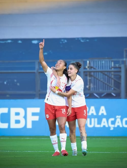 Ana Carla e Martina Del Trecco comemorando gol no duelo diante do Vitória