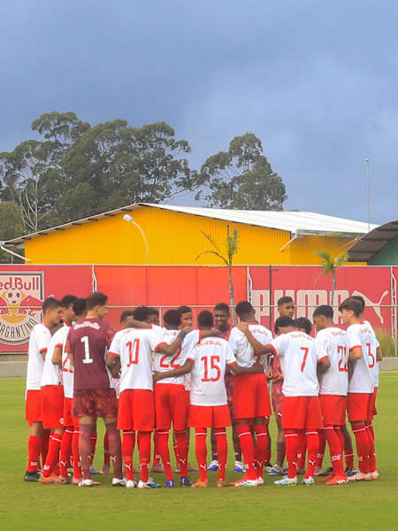 Sub-15 reunido antes de partida realizada no CPD, em Atibaia