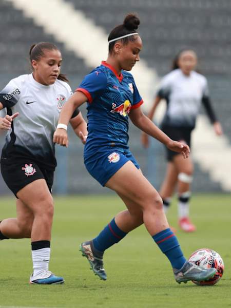 Lorenza em campo pelas Bragantinas diante do Corinthians