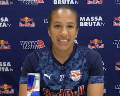 Stella em entrevista coletiva pelas Bragantinas, em agosto de 2026